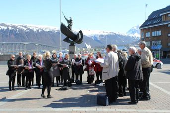 Hundigekoret synger på torvet i Tromsø, maj 2014.
